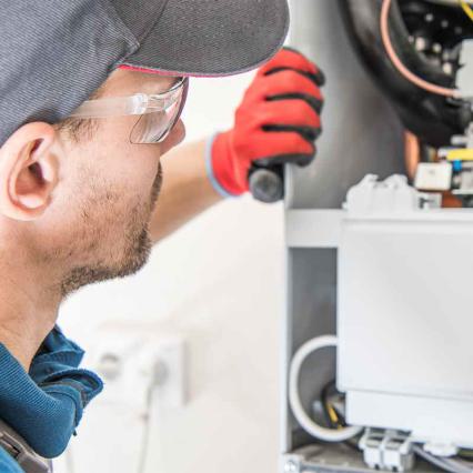 Mitarbeiter montiert Gasthereme